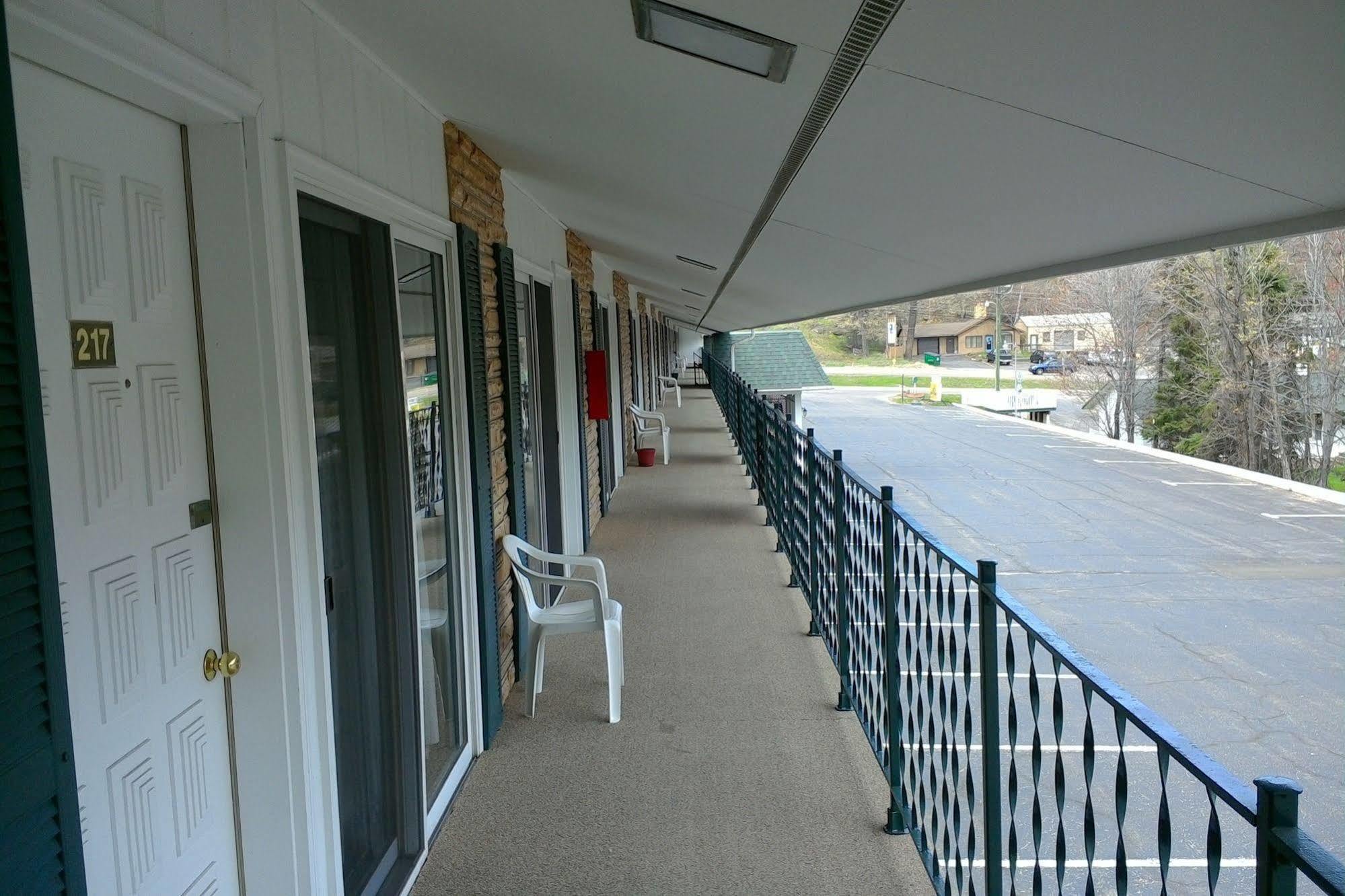 Brentwood Motor Inn Marquette Exterior photo