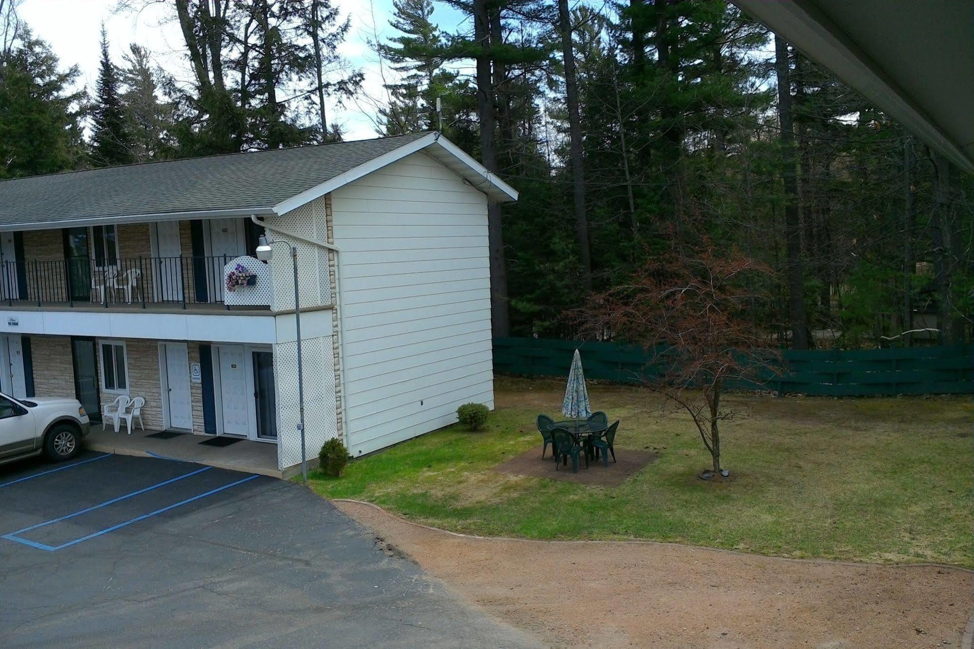 Brentwood Motor Inn Marquette Exterior photo
